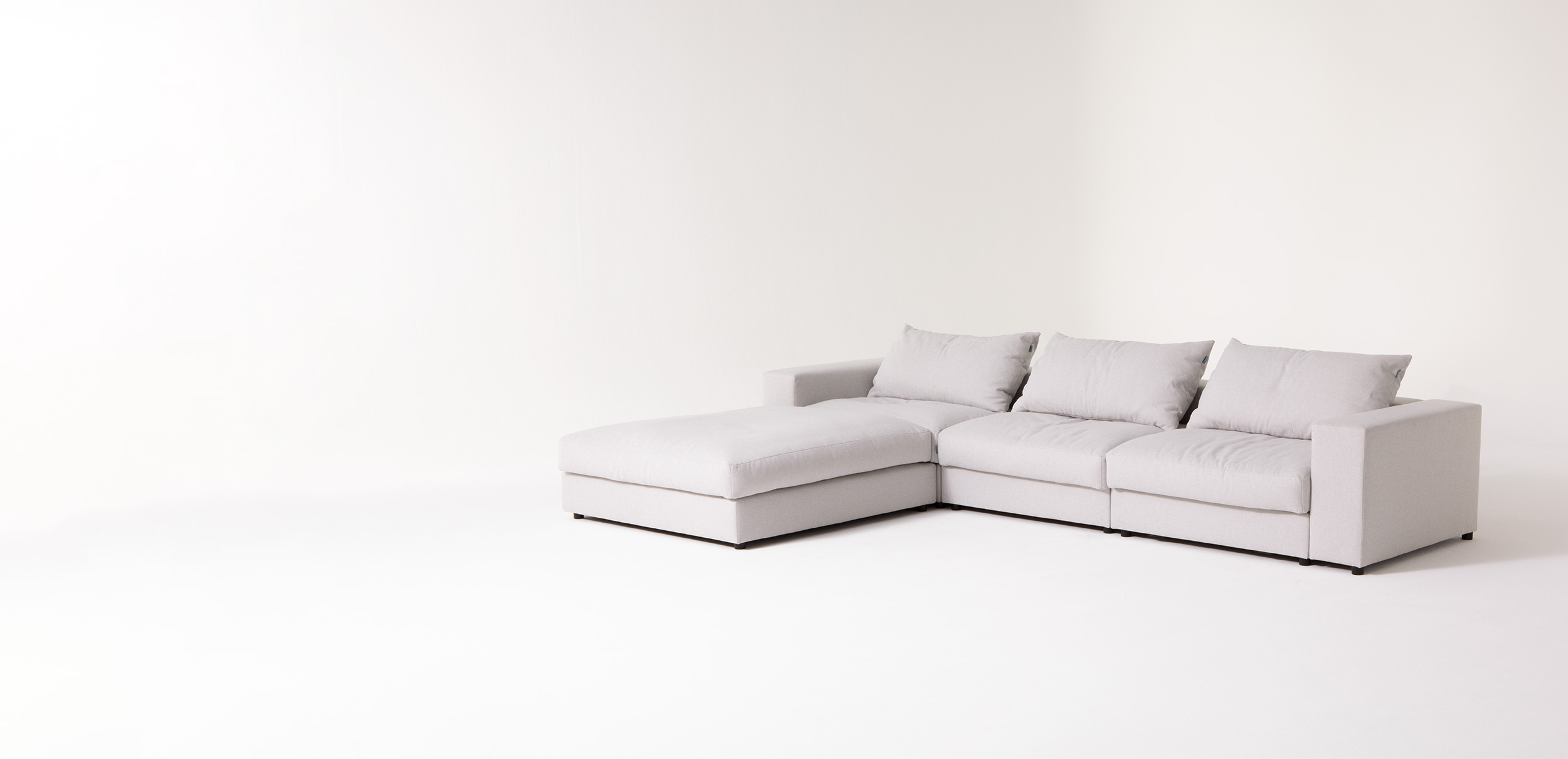 Dreisitzer Sofa FLAYR in grau mit Recamiere von MYCS