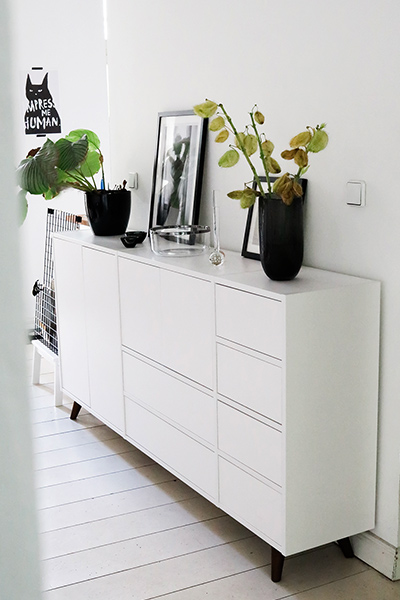 weißes Sideboard GRYD mit Türen und Schubladen