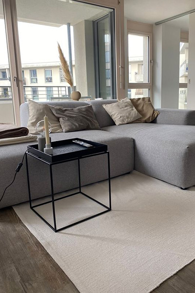 PYLLOW Sofa in hellgrau in minimalistischen Wohnzimmer